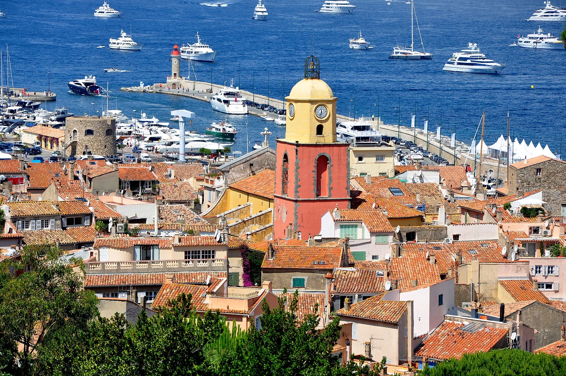 Aperçu de la destination Saint-Tropez pour un mariage de luxe avec Mira Decor Studio.