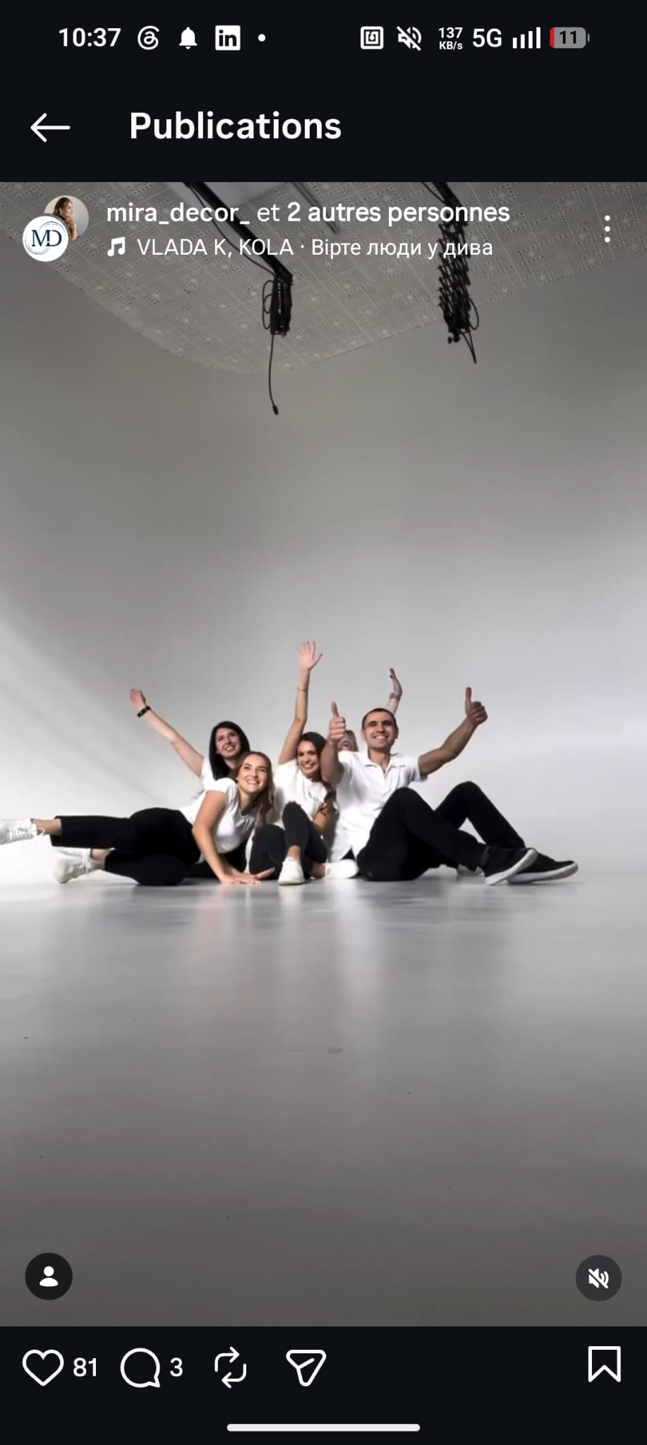 Les cinq membres de l’équipe familiale Mira Décor Studio réunis au sol