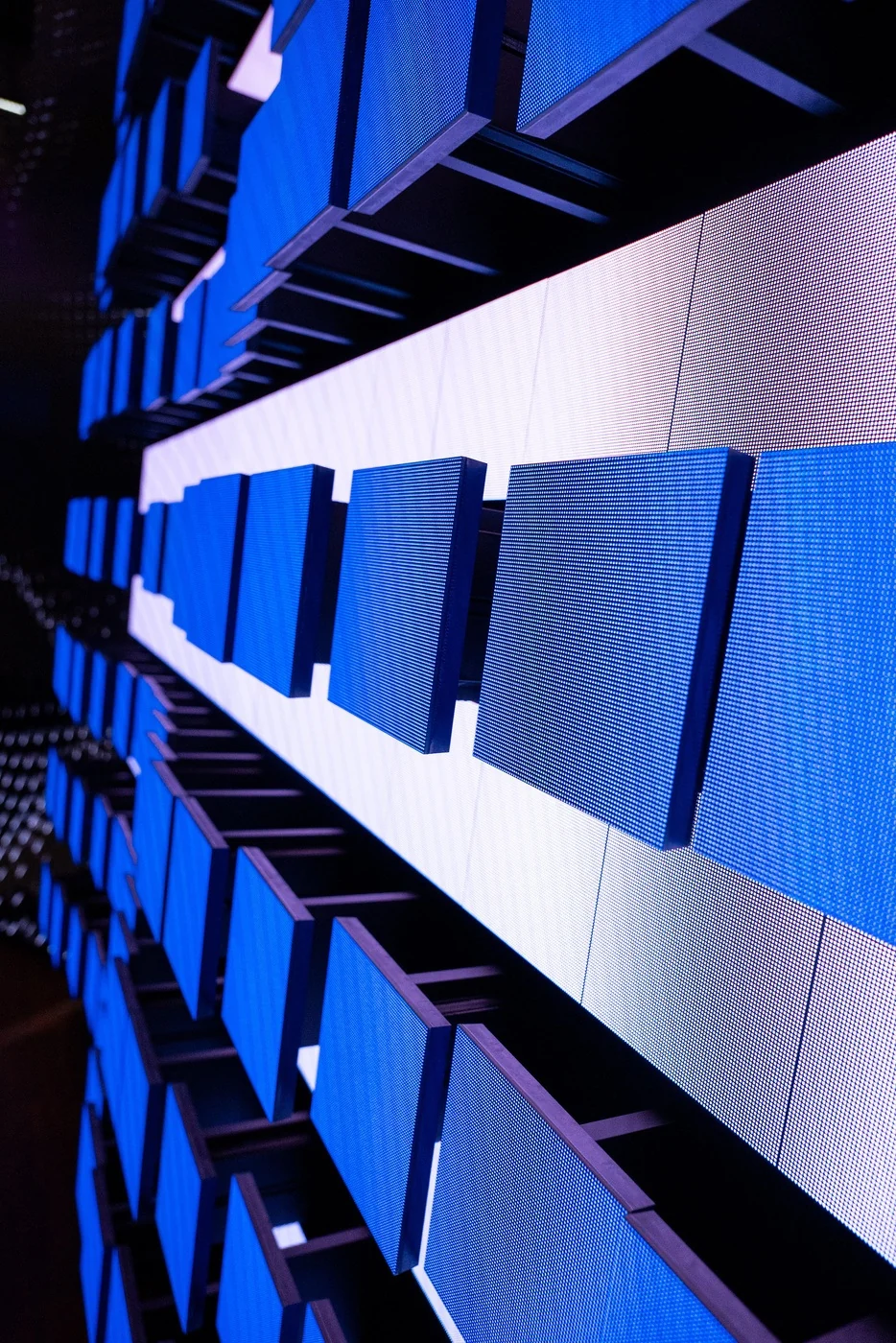 Side view of SHOW PLUS 3D kinetic LED modules