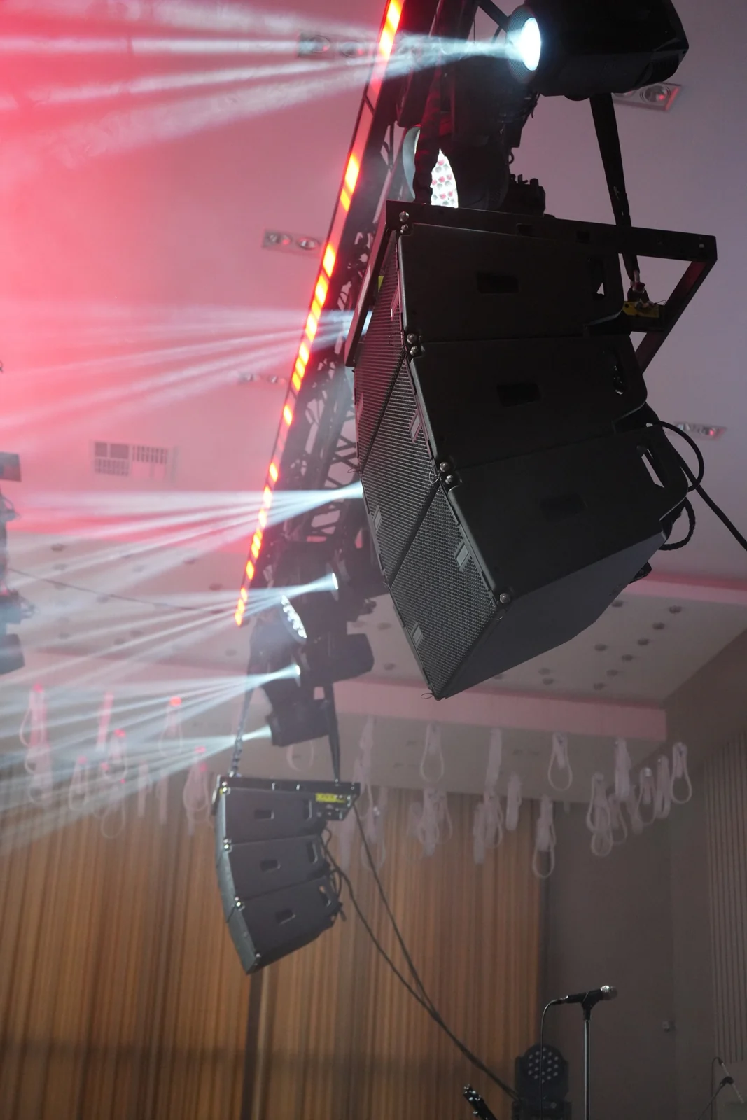 Professional suspended speakers for a SHOW PLUS event