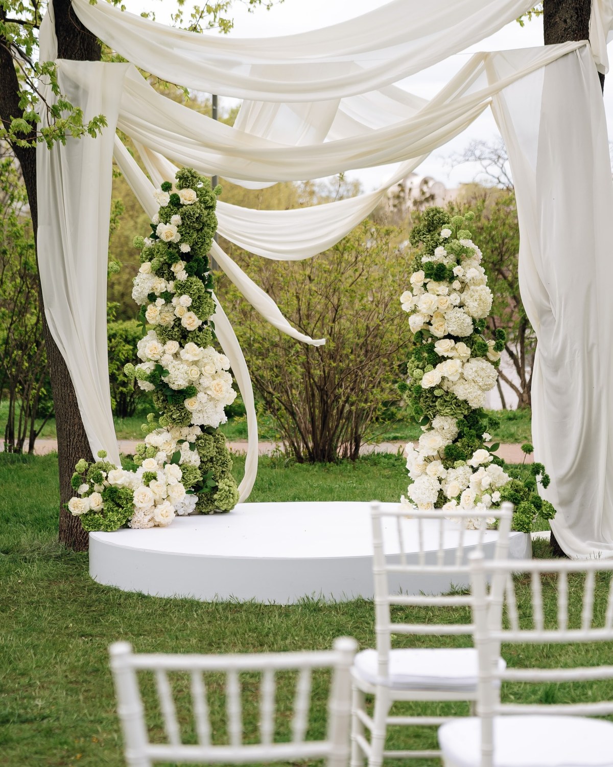 Couture scénographie de cérémonie par Mira Decor Studio.
