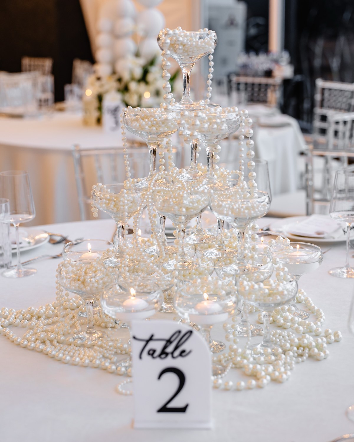 Couture scénographie de dîner par Mira Decor Studio.