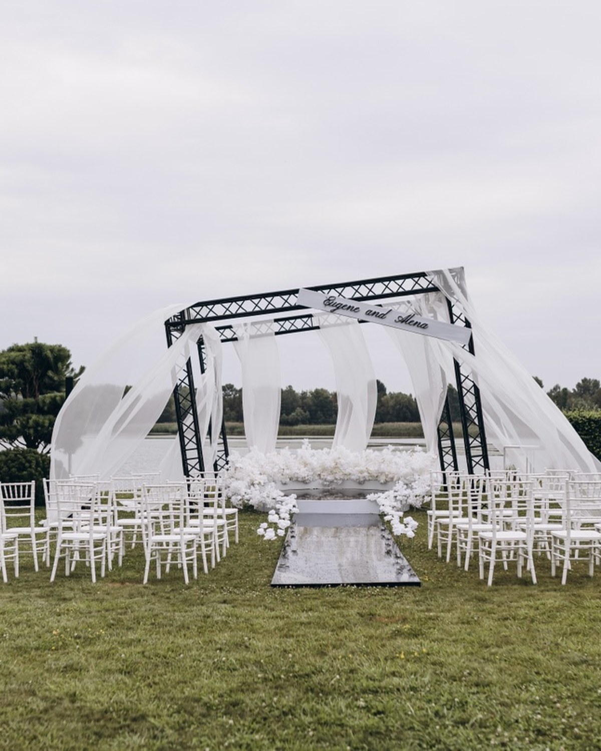 Éditorial décor de vœux en plein air par Mira Decor Studio.