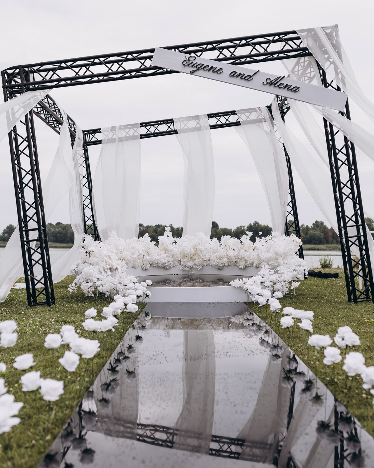 Ivoire décor de vœux en plein air par Mira Decor Studio.