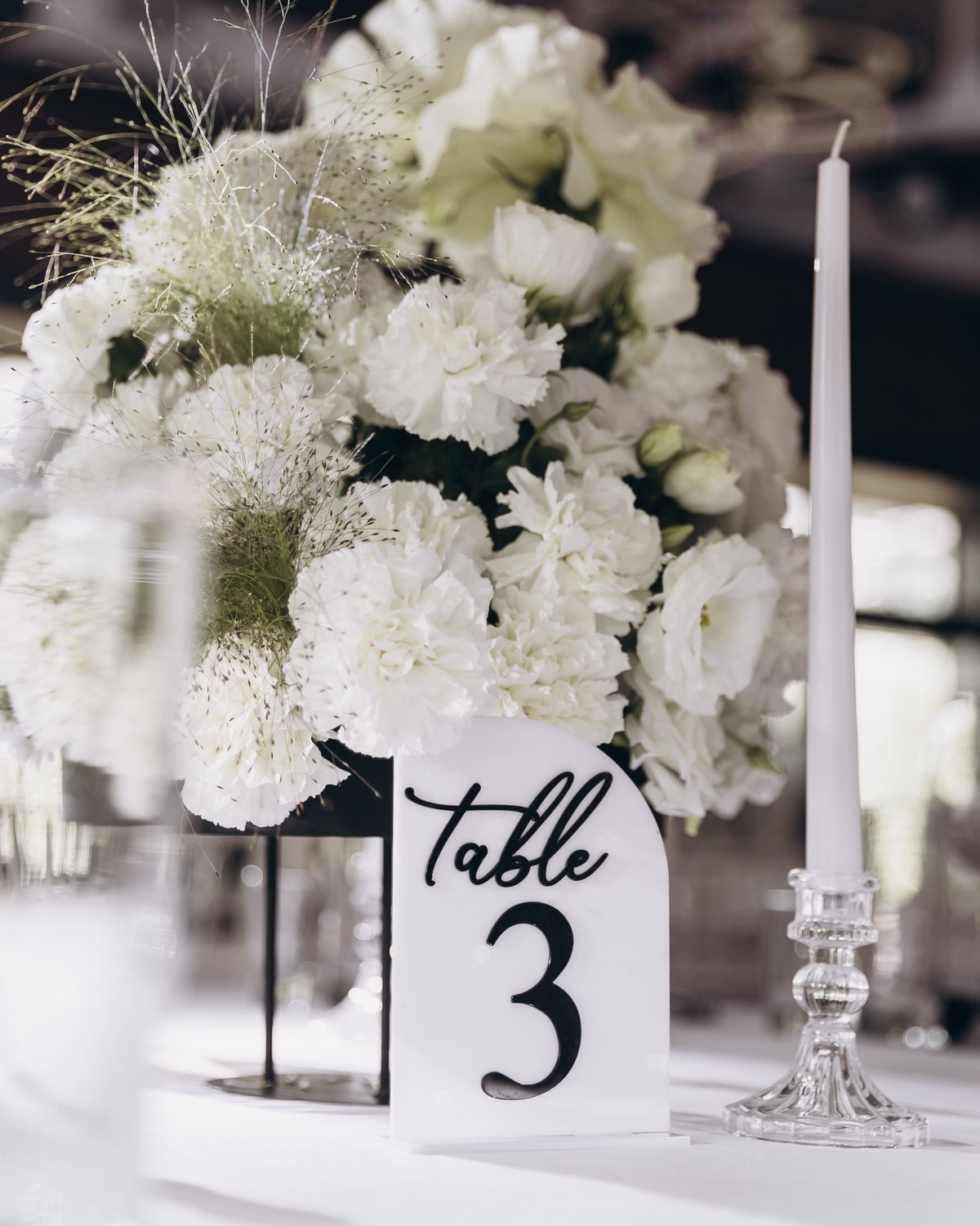 Nacré stylisme floral de table par Mira Decor Studio.