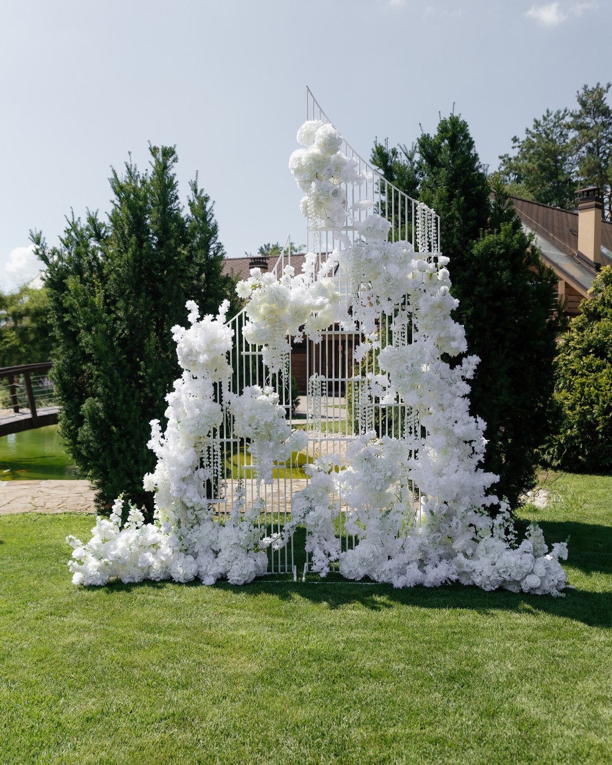 Architectural composition florale couture par Mira Decor Studio.