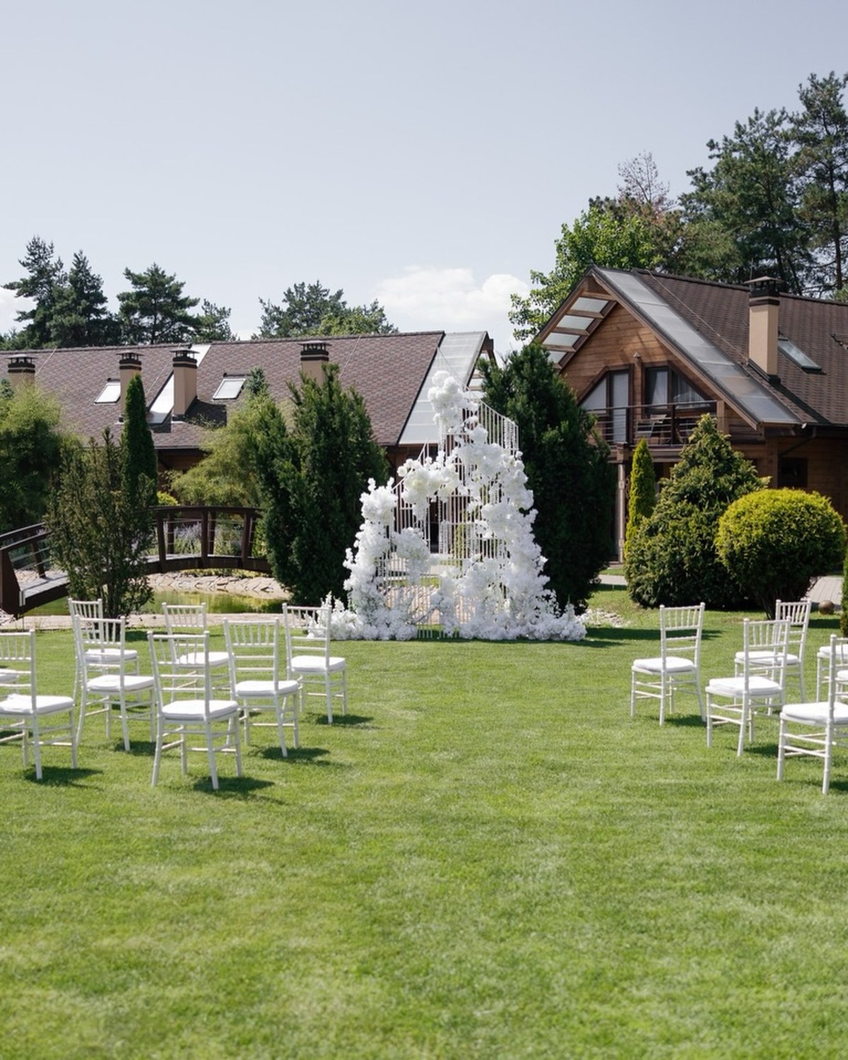 Éditorial arche florale de cérémonie par Mira Decor Studio.