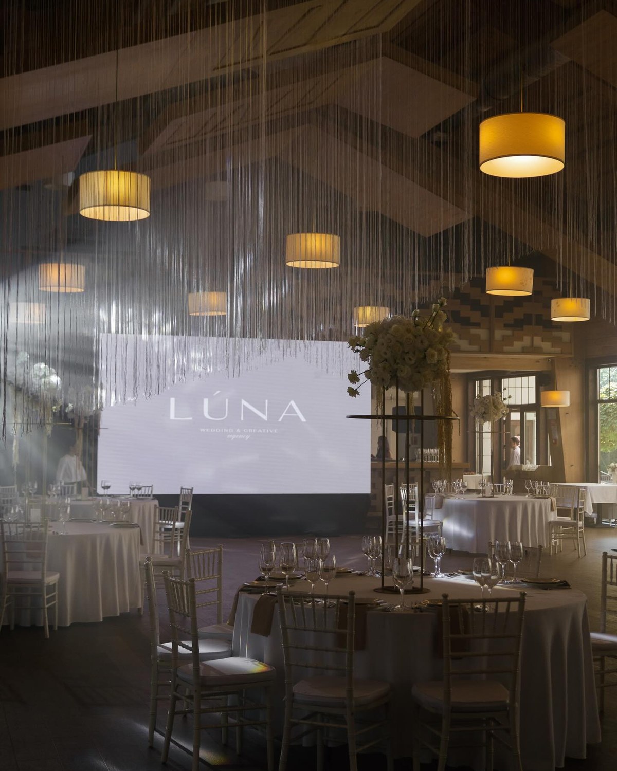 Sculptural atmosphère de soirée sur mesure par Mira Decor Studio.