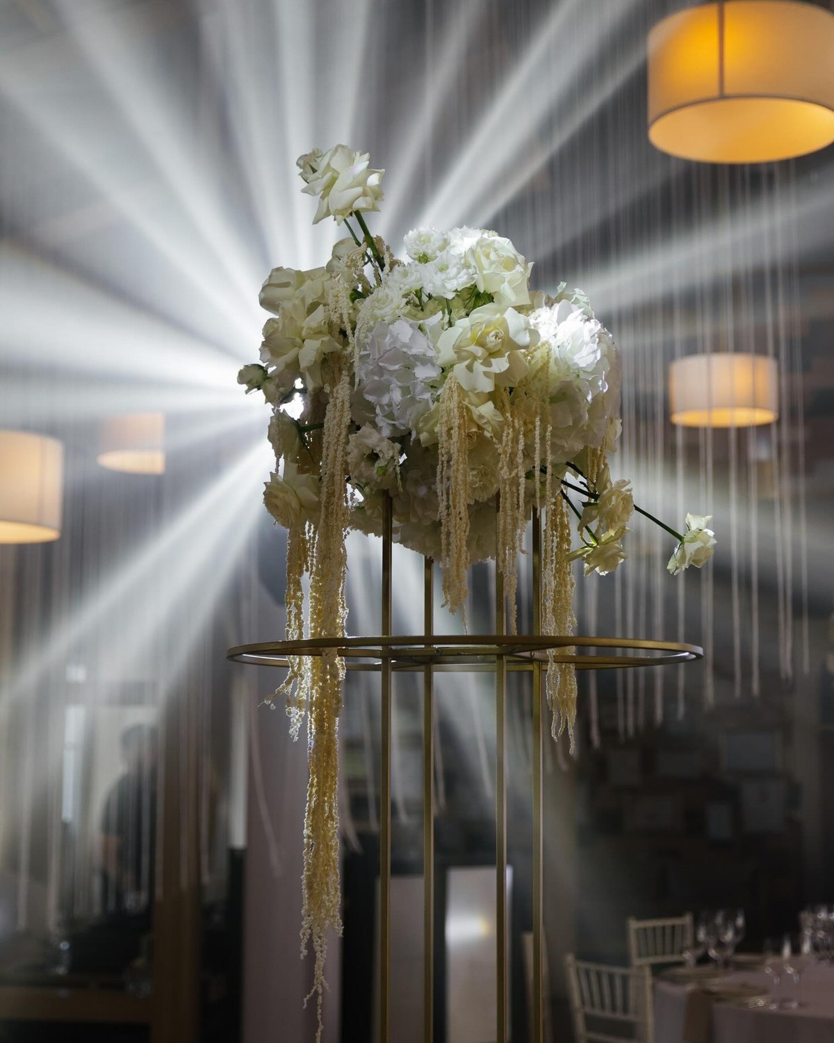 Cérémoniel volume floral architectural par Mira Decor Studio.