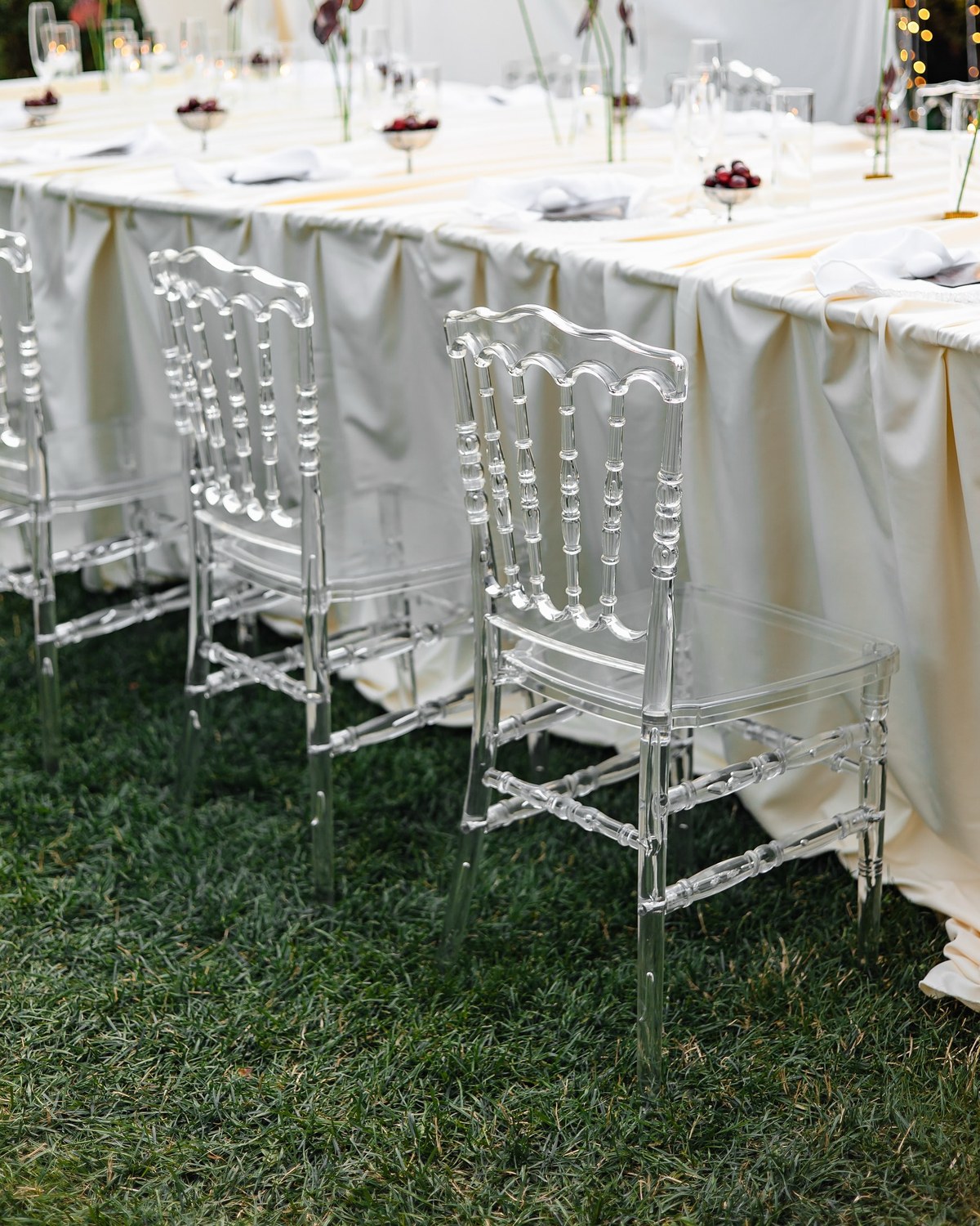 Velours scénographie de dîner par Mira Decor Studio.