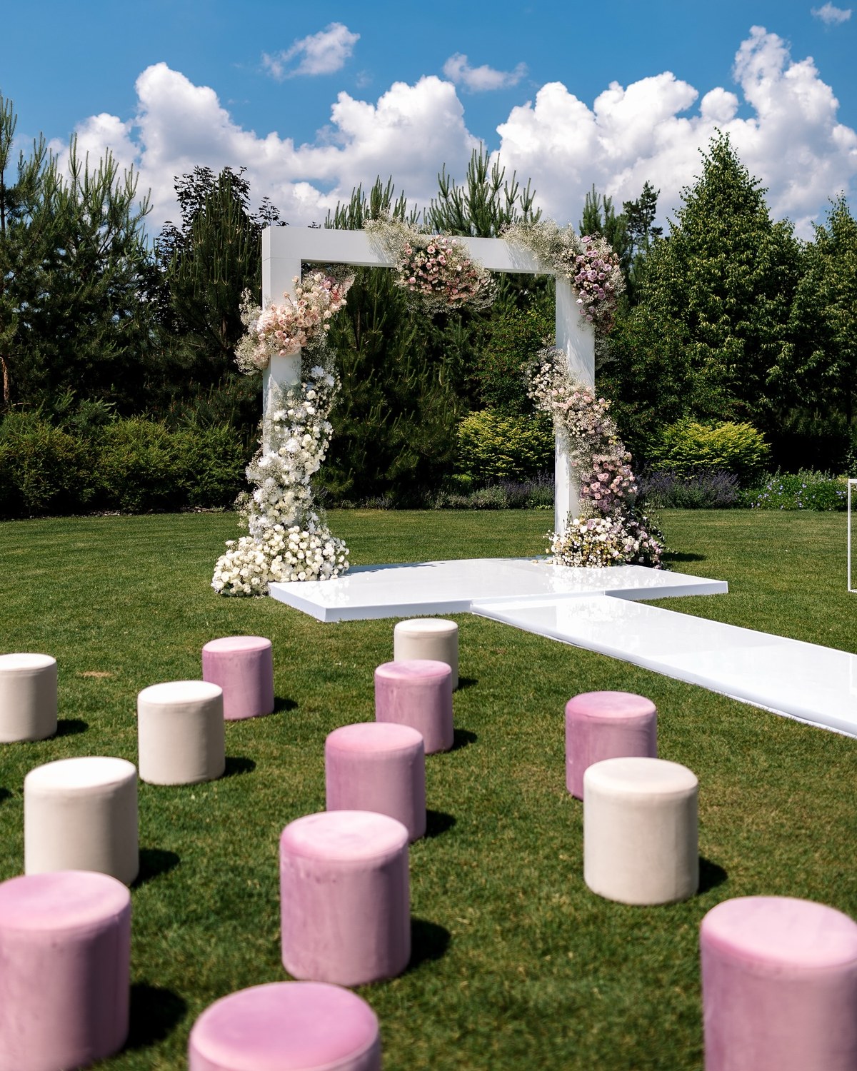 Jardin installation d’allée par Mira Decor Studio.