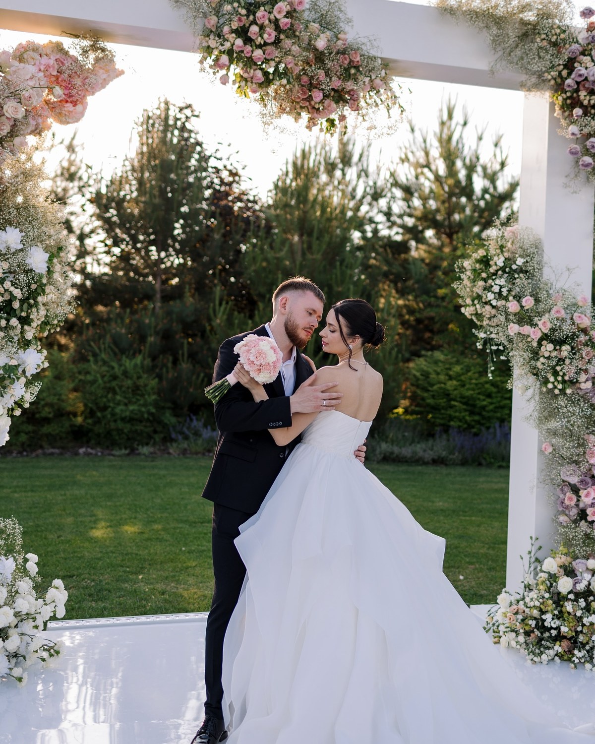 Éditorial scène florale romantique par Mira Decor Studio.