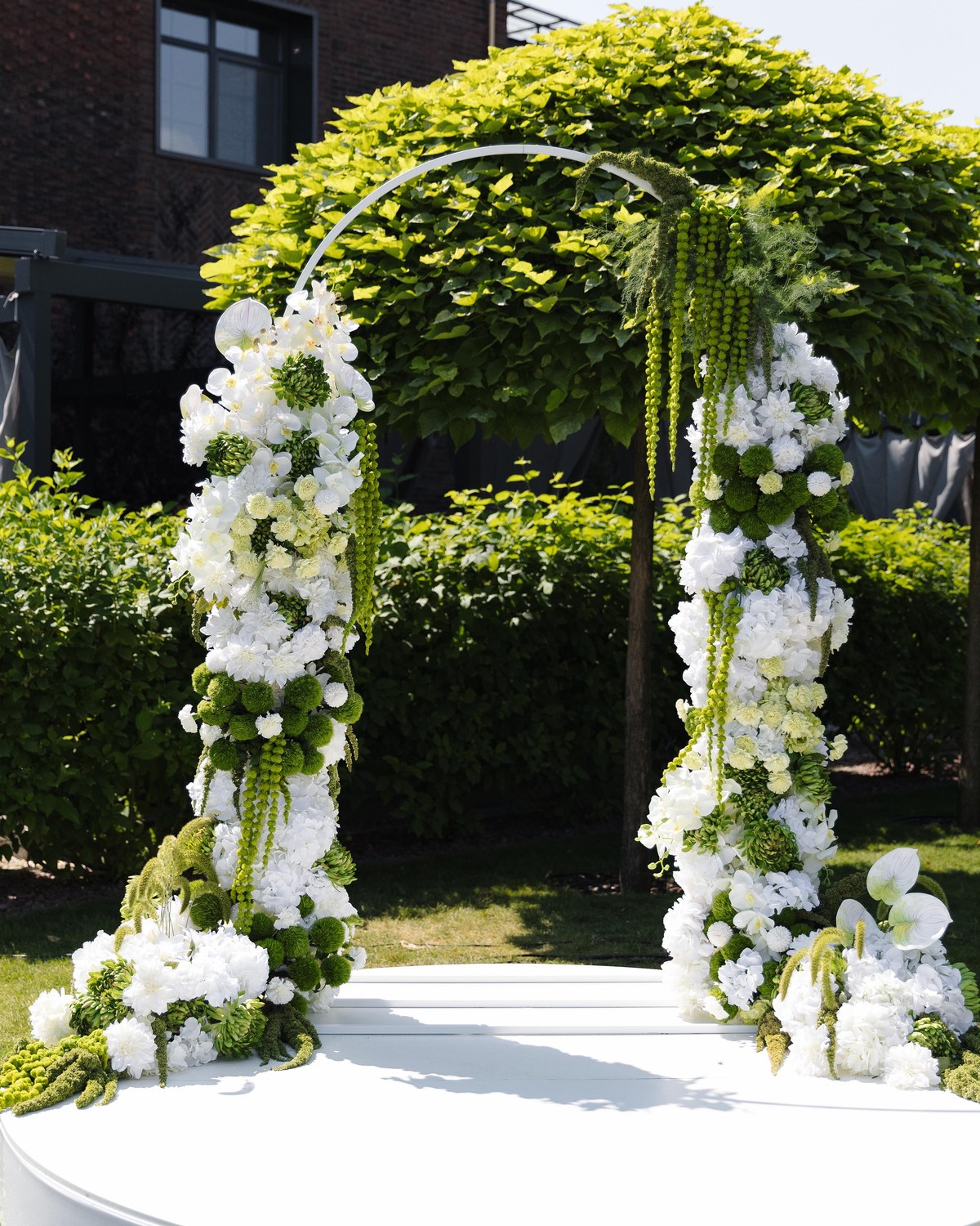 Cérémoniel décor floral grand format par Mira Decor Studio.