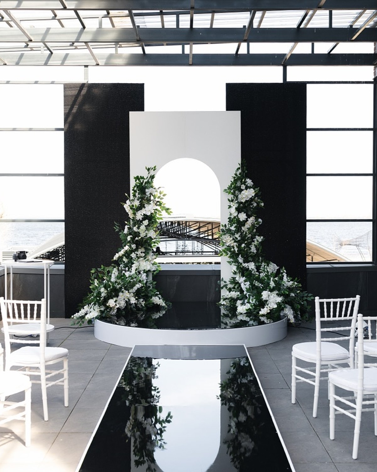 Velours arche florale de cérémonie par Mira Decor Studio.