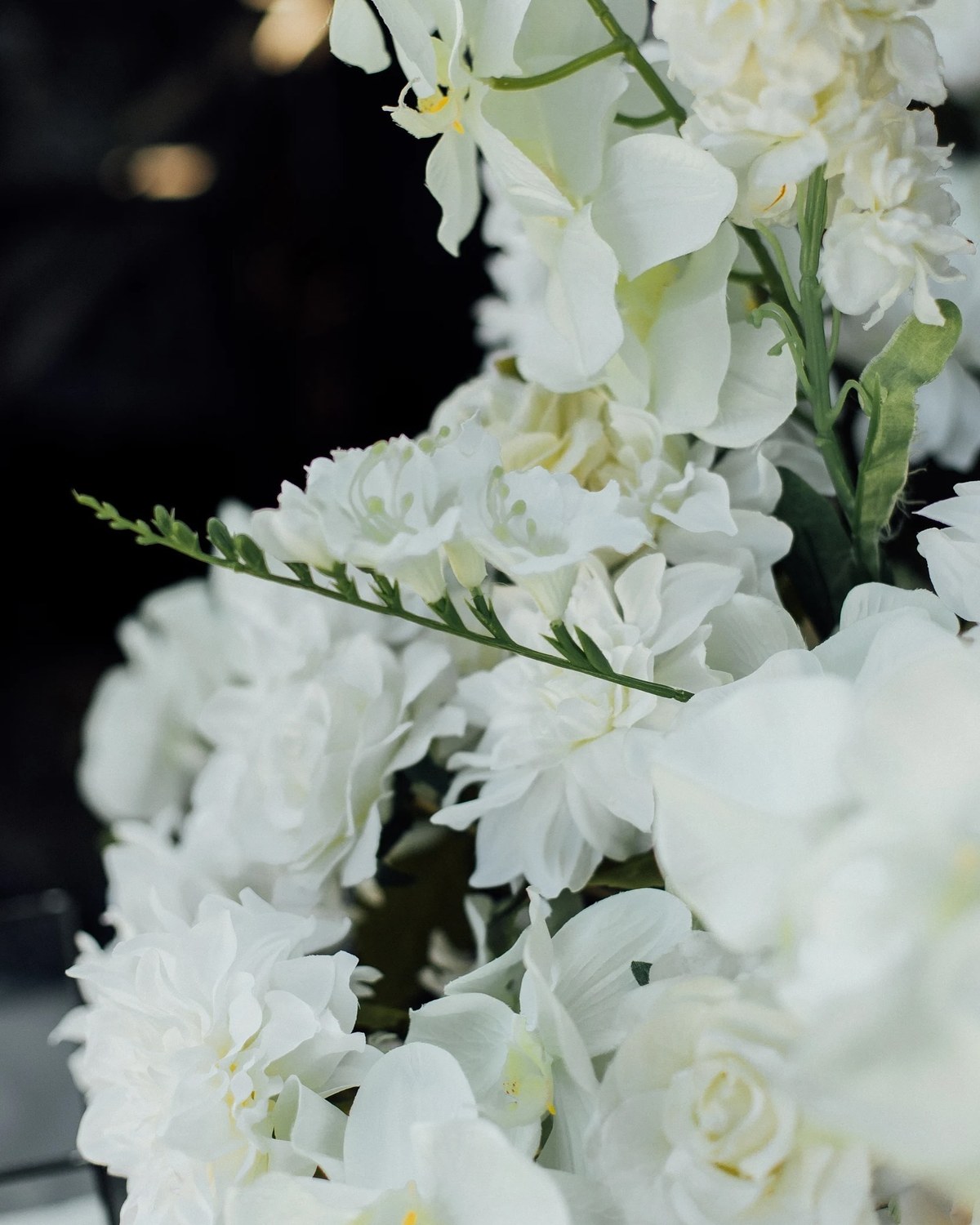 Aux bougies composition cristal et bougies par Mira Decor Studio.