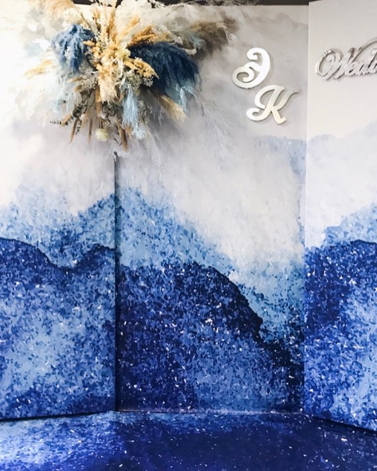 Lumineux volume floral architectural par Mira Decor Studio.