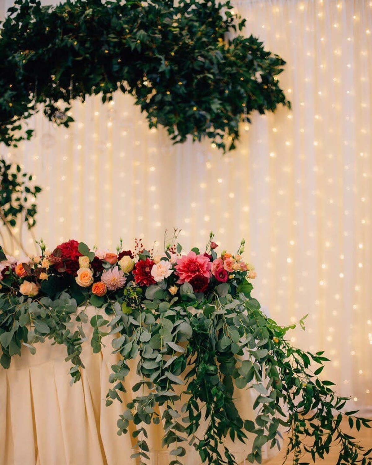 Velours table de soirée par Mira Decor Studio.