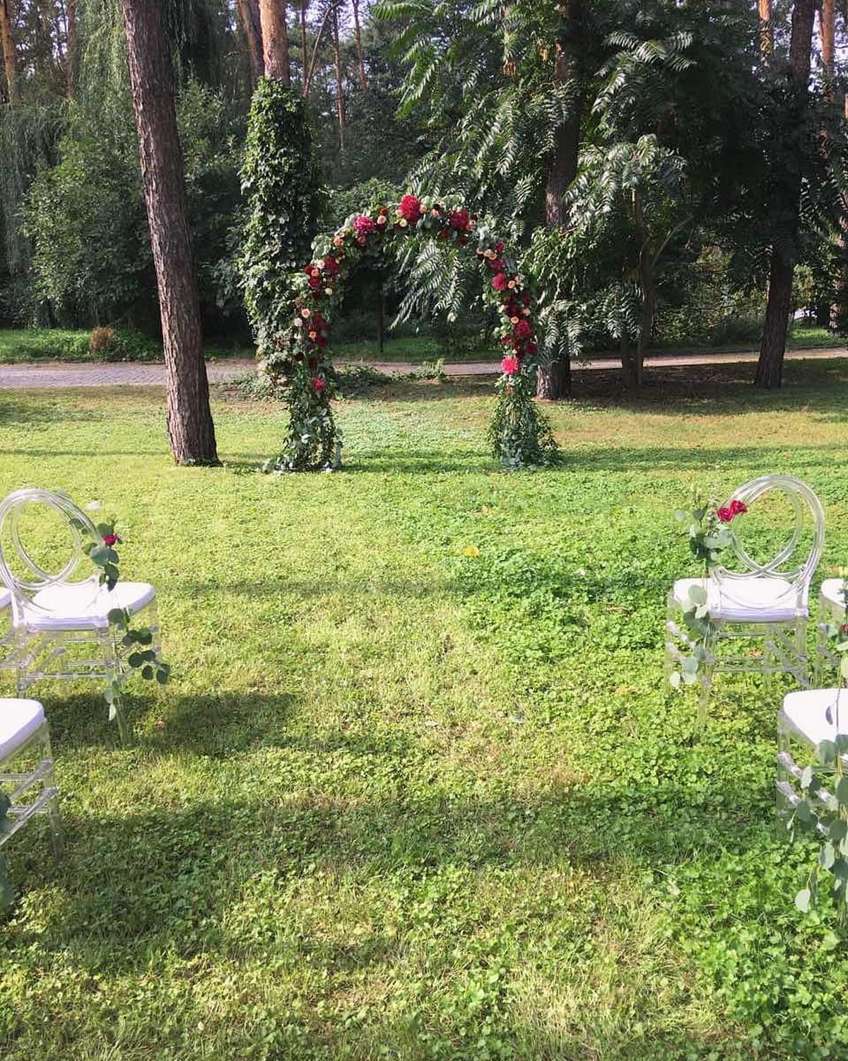 Aux bougies décor de vœux en plein air par Mira Decor Studio.
