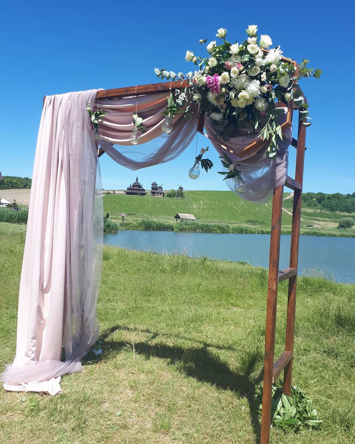 Lumineux composition florale couture par Mira Decor Studio.