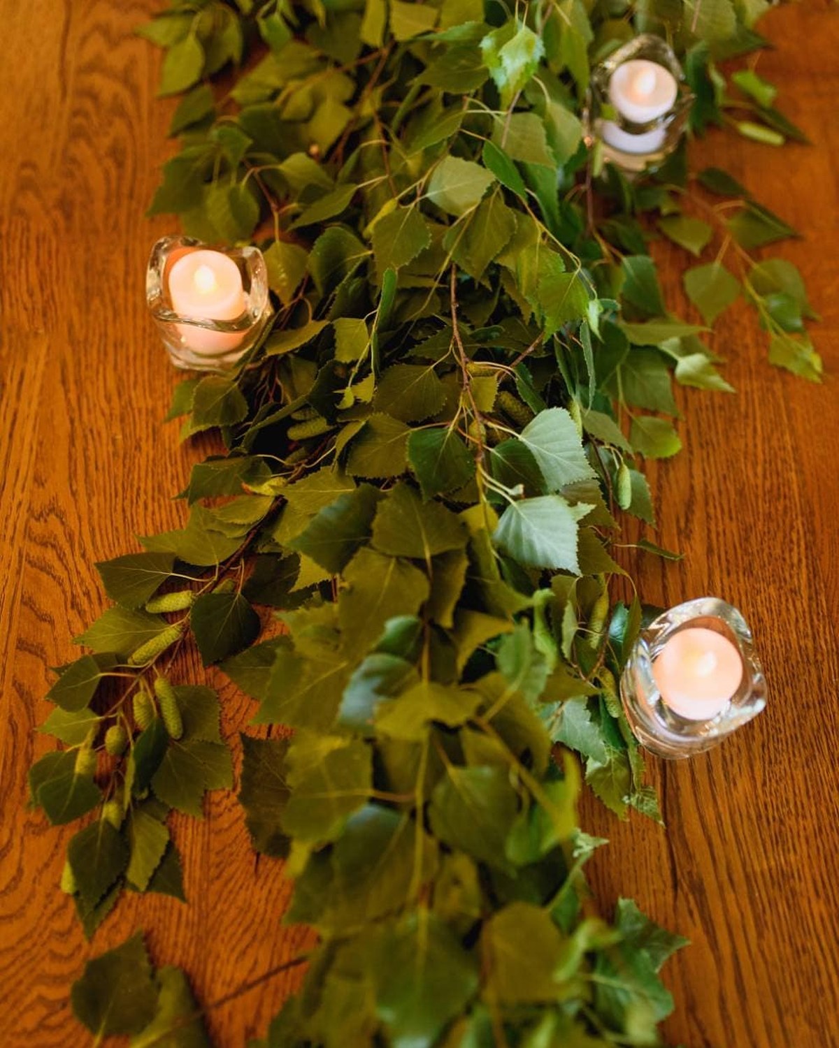 Velours composition cristal et bougies par Mira Decor Studio.