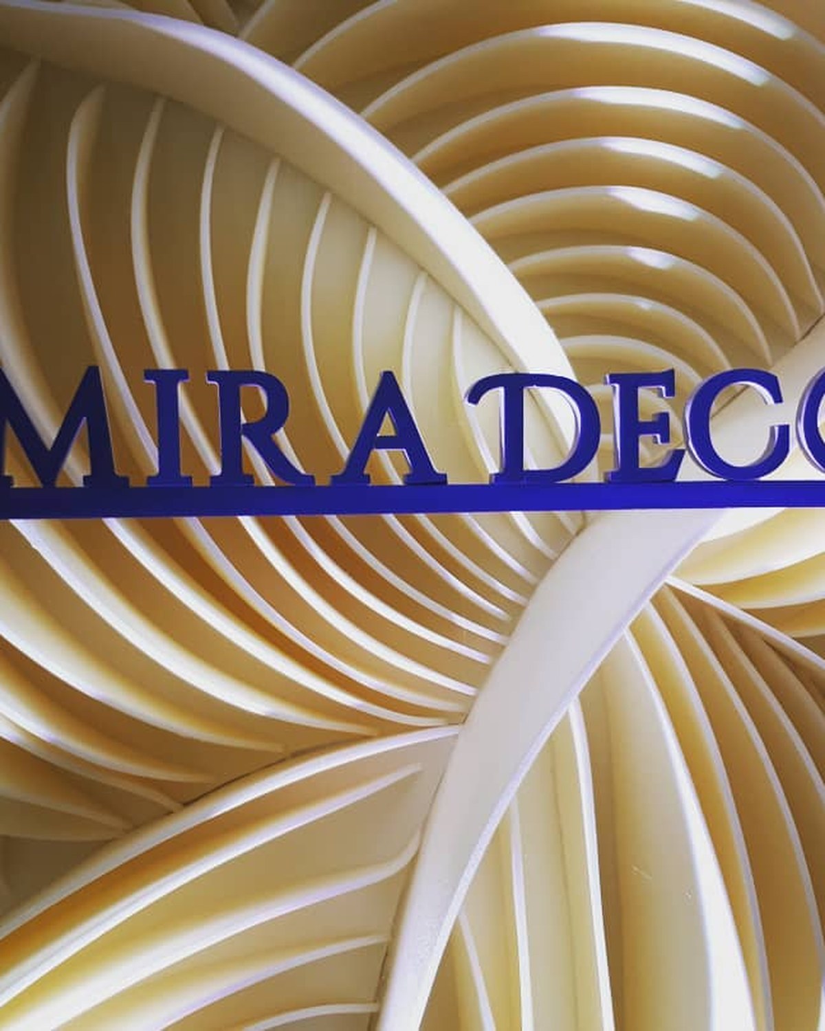 Nacré installation éditoriale de marque par Mira Decor Studio.