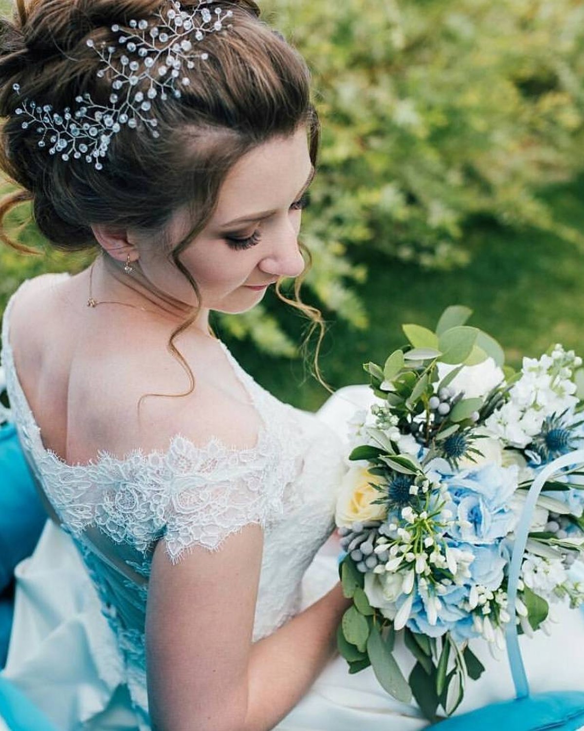 Aux bougies composition florale couture par Mira Decor Studio.