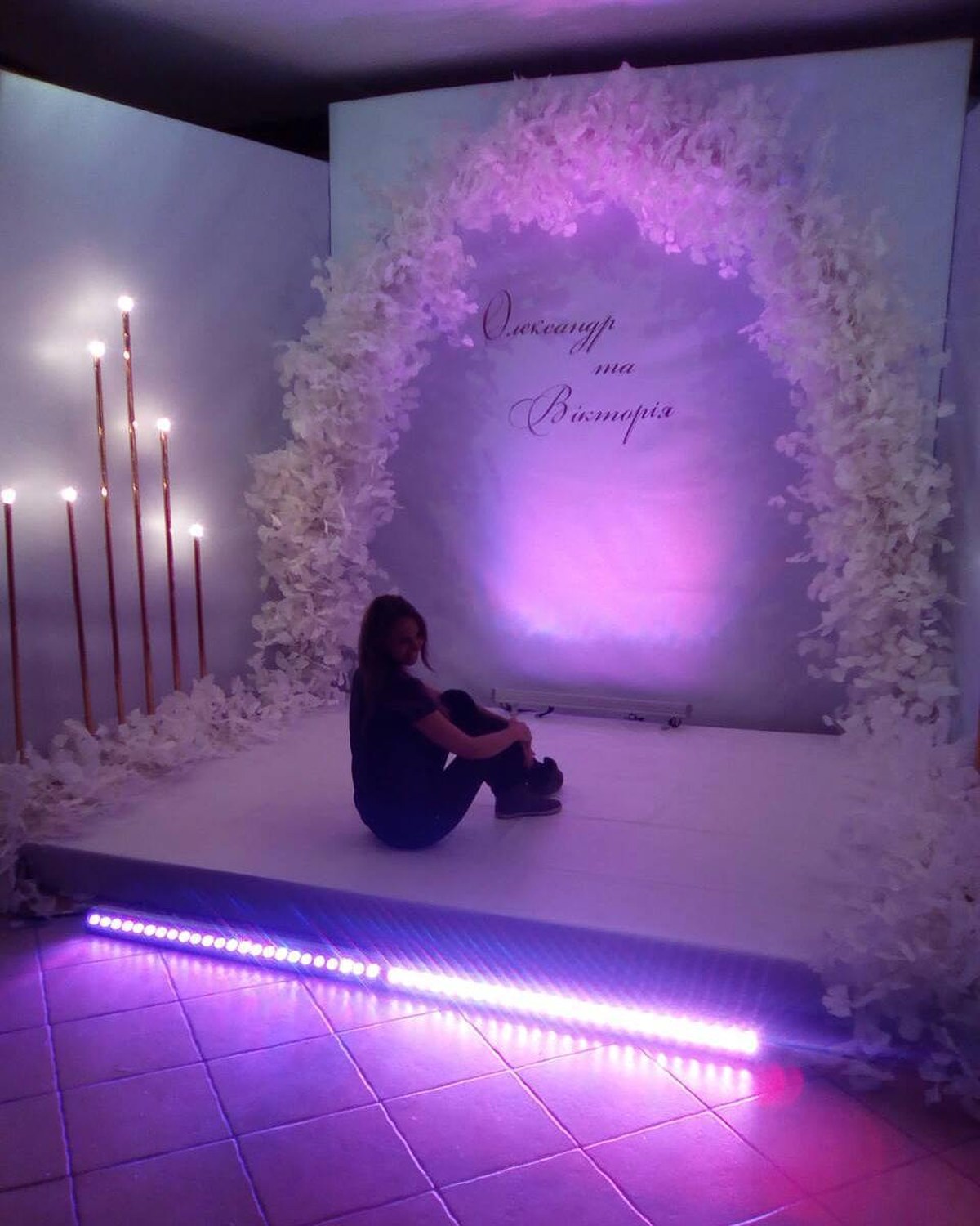Velours décor de célébration privée par Mira Decor Studio.