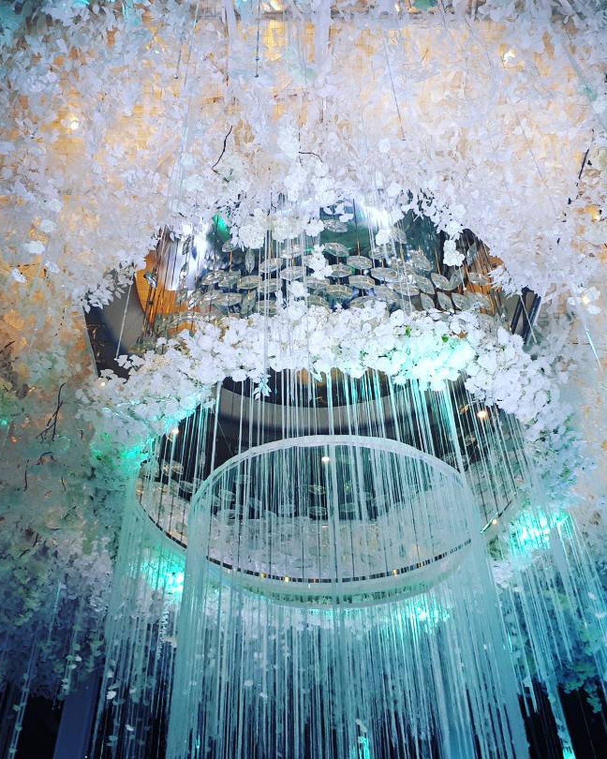 Canopée florale couture immersive par Mira Decor Studio.